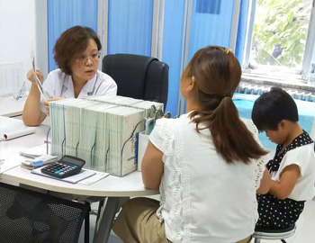 暑期扎堆就診 小患者擠滿醫院 出現治白高峰