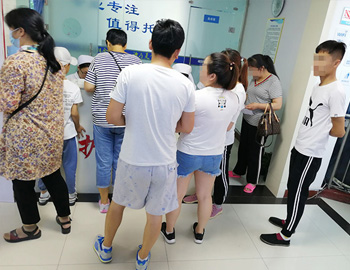 暑期扎堆就診 小患者擠滿醫院 出現治白高峰