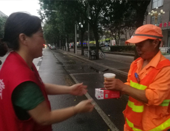 免費發放精美水杯獲贊全城 讓酷暑變清涼