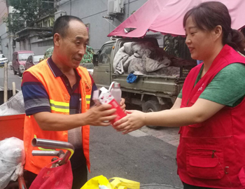 免費發放精美水杯獲贊全城 讓酷暑變清涼