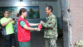 免費發放精美水杯獲贊全城 讓酷暑變清涼
