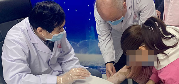 夏季紫外線強烈，白斑易擴散復發(fā)，蘇有明教授表示:注意皮膚護理!