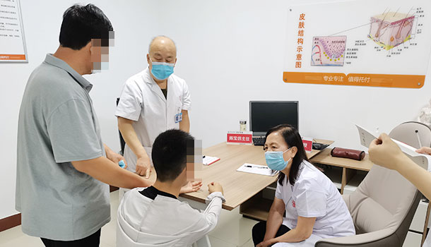 獻(xiàn)禮“6.25世界白癜風(fēng)日”暨京冀醫(yī)師聯(lián)合會(huì)診活動(dòng)首日，現(xiàn)場實(shí)時(shí)報(bào)道中!