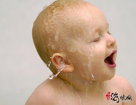 石家莊白癜風醫院：寶寶胳膊上有一塊光滑的白斑怎么辦?