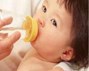 十一個月的寶寶腿部有白色