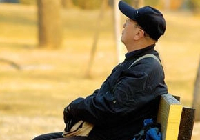 老人腿部白癜風的癥狀有哪些