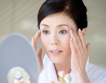 女性白癜風患者應該怎么治療